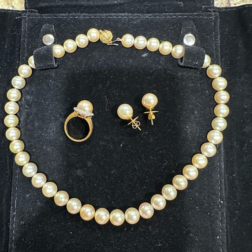 Classic Pearl Necklace with Gold Details